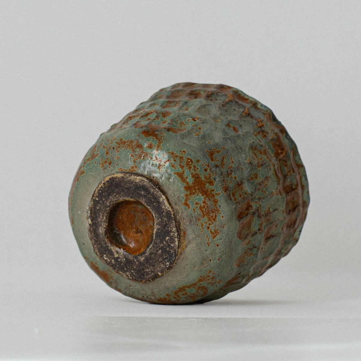 Earth Cup no. 05 handmade stoneware cup by artist Tania Ruda, base view